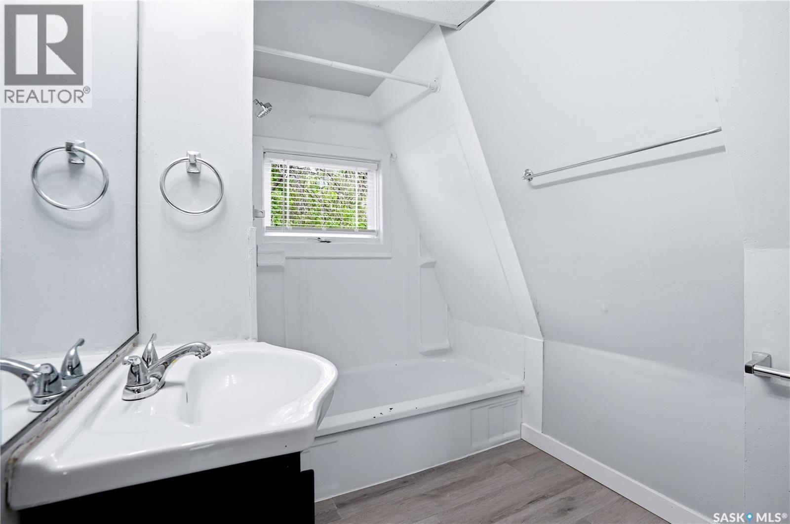 735 Wascana Street, Regina, SK - Indoor Photo Showing Bathroom