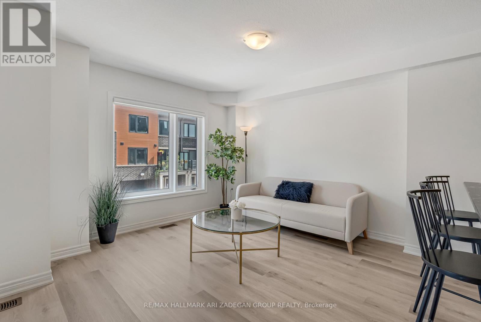 61 Dryden Lane, Hamilton, ON - Indoor Photo Showing Living Room