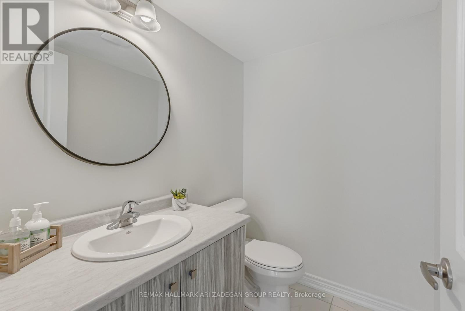 2pc Bath - 61 Dryden Lane, Hamilton, ON - Indoor Photo Showing Bathroom