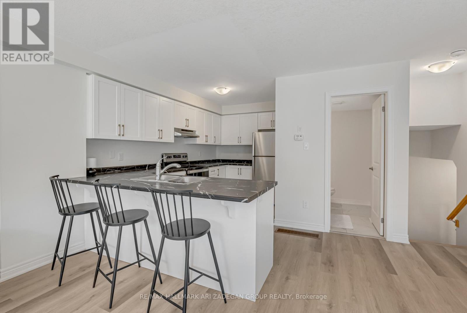 Breakfast Bar - 61 Dryden Lane, Hamilton, ON - Indoor Photo Showing Kitchen