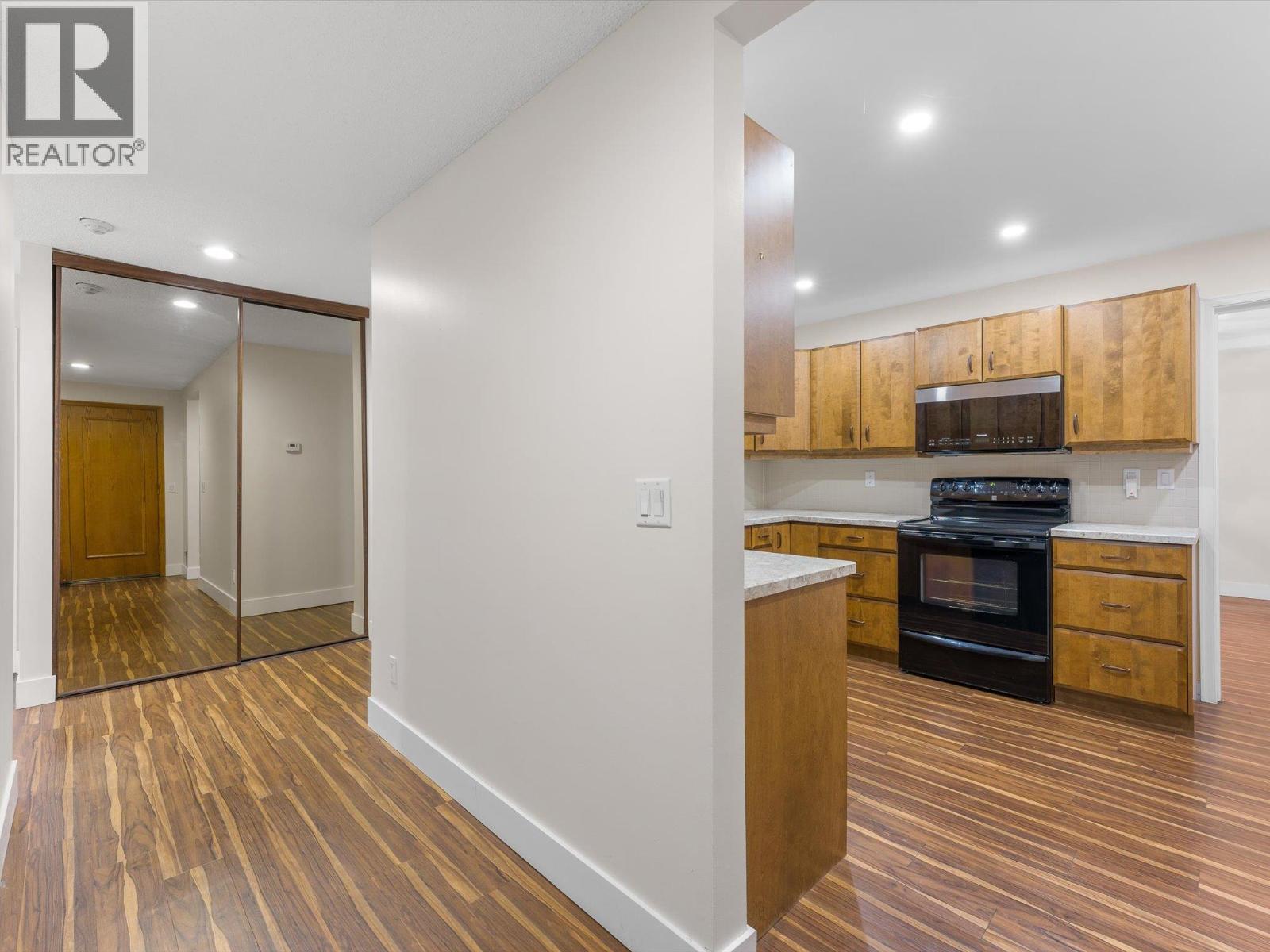 539 Sutherland Avenue Unit# 106, Kelowna, BC - Indoor Photo Showing Kitchen With Double Sink