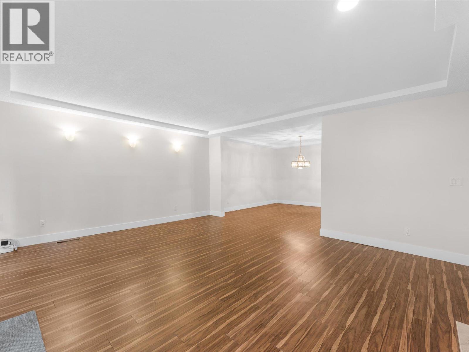 539 Sutherland Avenue Unit# 106, Kelowna, BC - Indoor With Fireplace