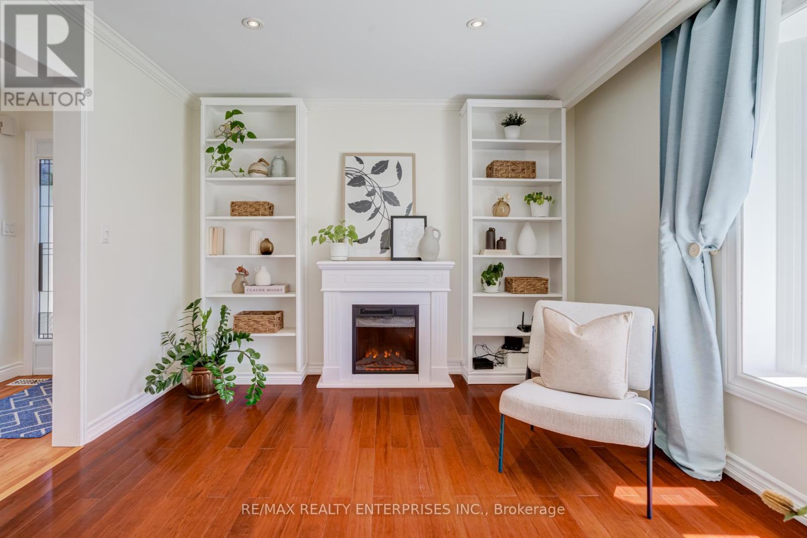 2347 Brookhurst Road, Mississauga, ON - Indoor With Fireplace