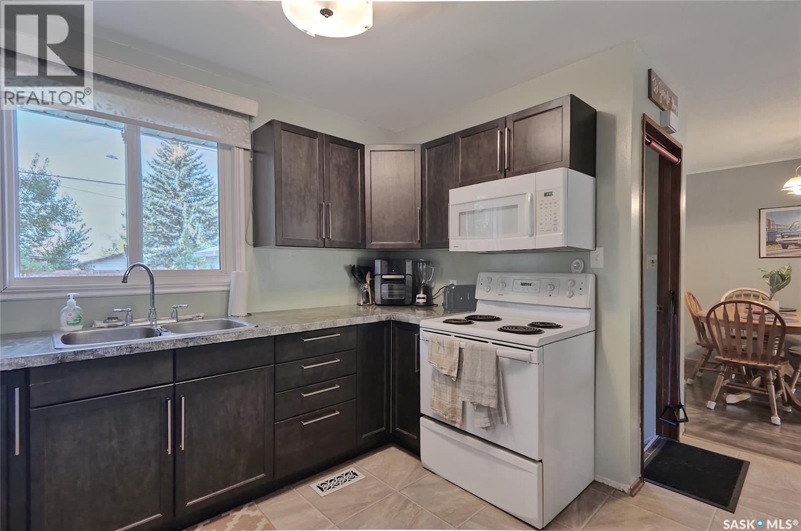 606 6Th Street W, Chaplin, SK - Indoor Photo Showing Kitchen With Double Sink