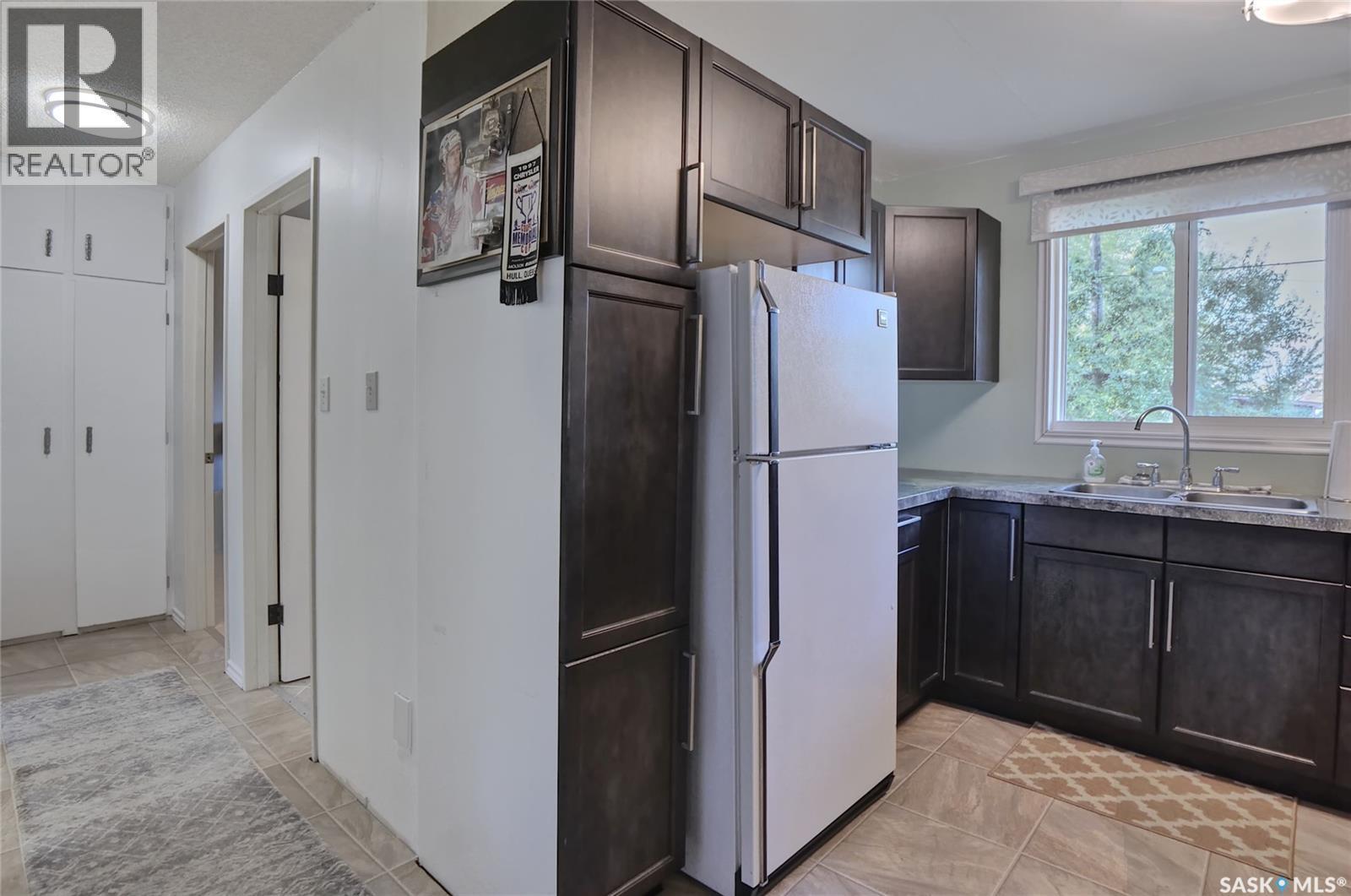 606 6Th Street W, Chaplin, SK - Indoor Photo Showing Kitchen