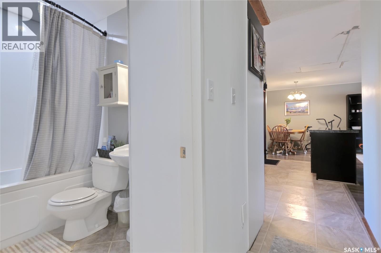 606 6Th Street W, Chaplin, SK - Indoor Photo Showing Bathroom