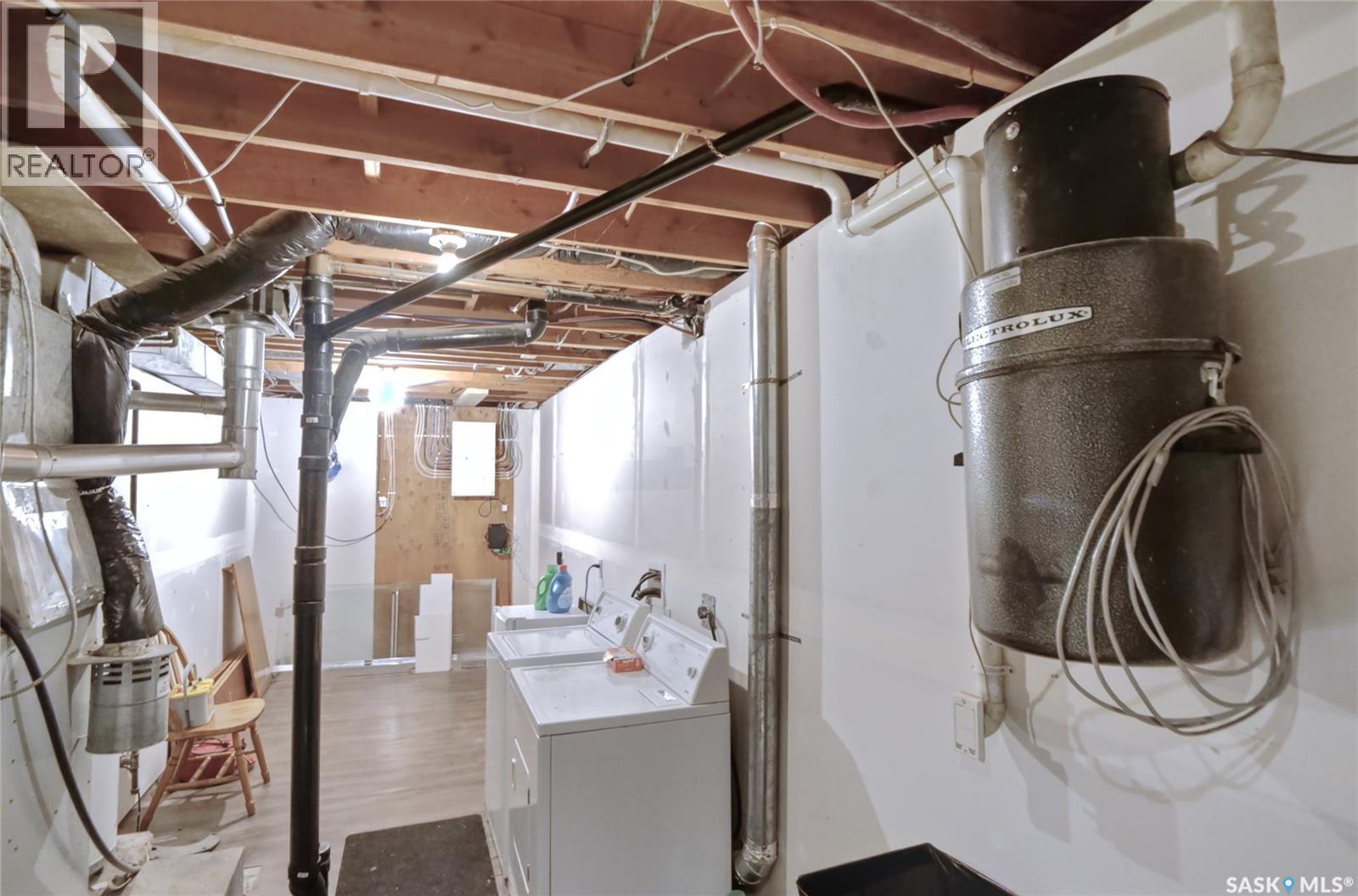 606 6Th Street W, Chaplin, SK - Indoor Photo Showing Laundry Room