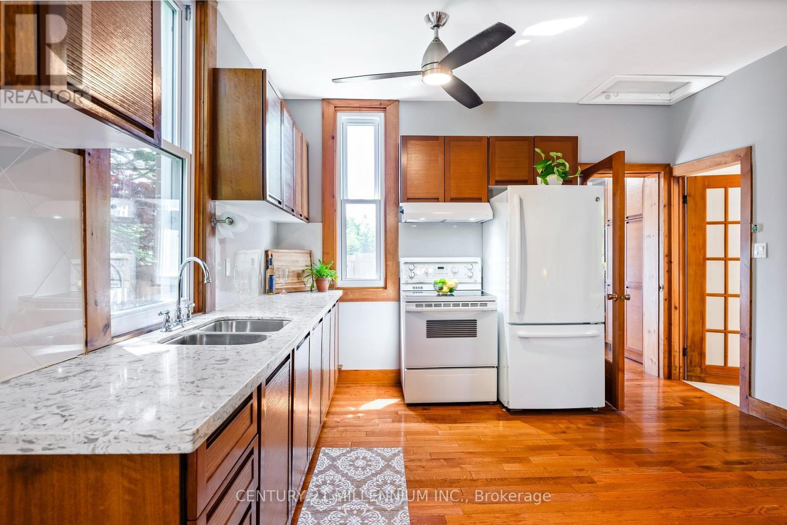 793004 3Rd Line Ehs Line, Mono, ON - Indoor Photo Showing Kitchen With Double Sink