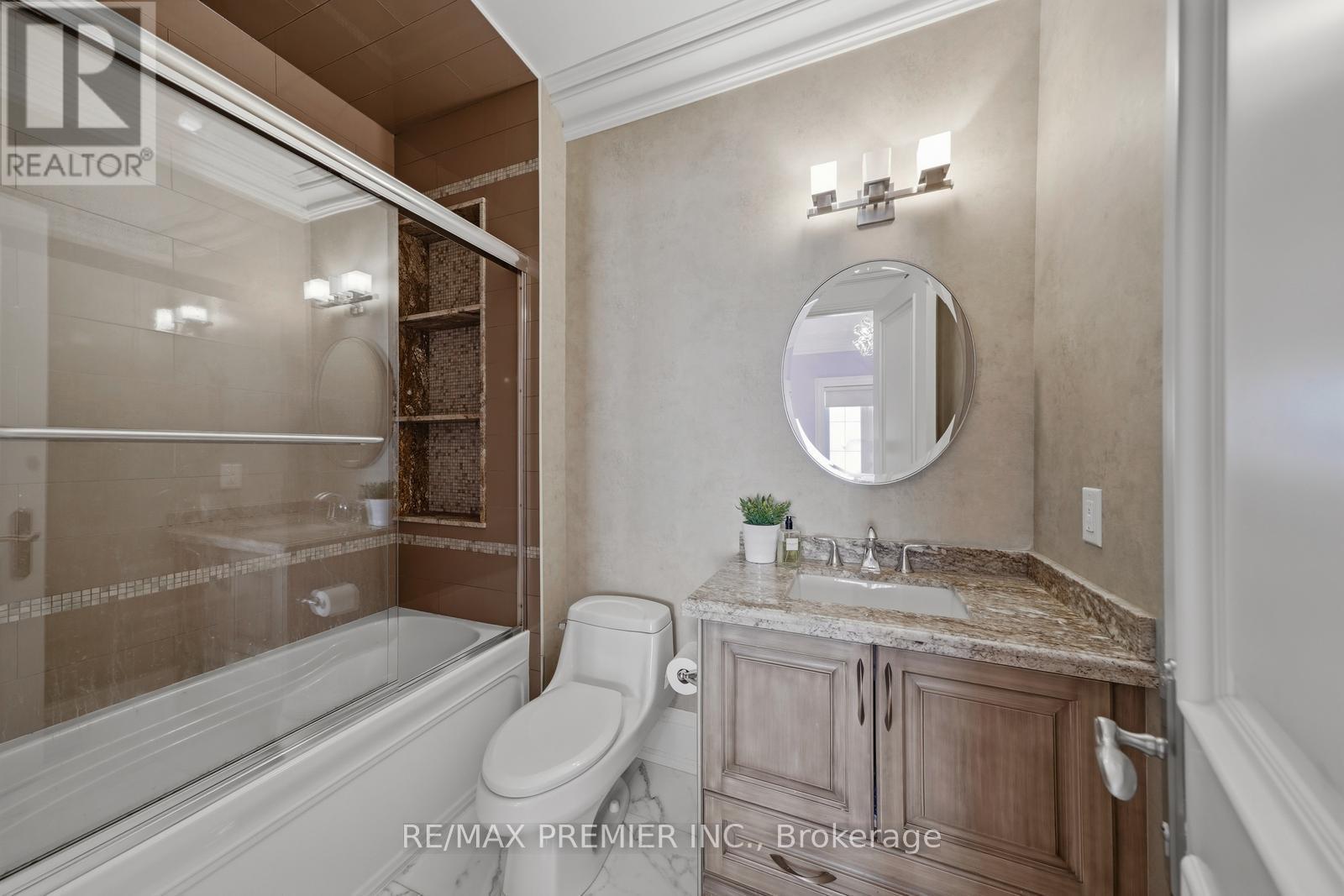 35 Normandale Crescent, Toronto, ON - Indoor Photo Showing Bathroom