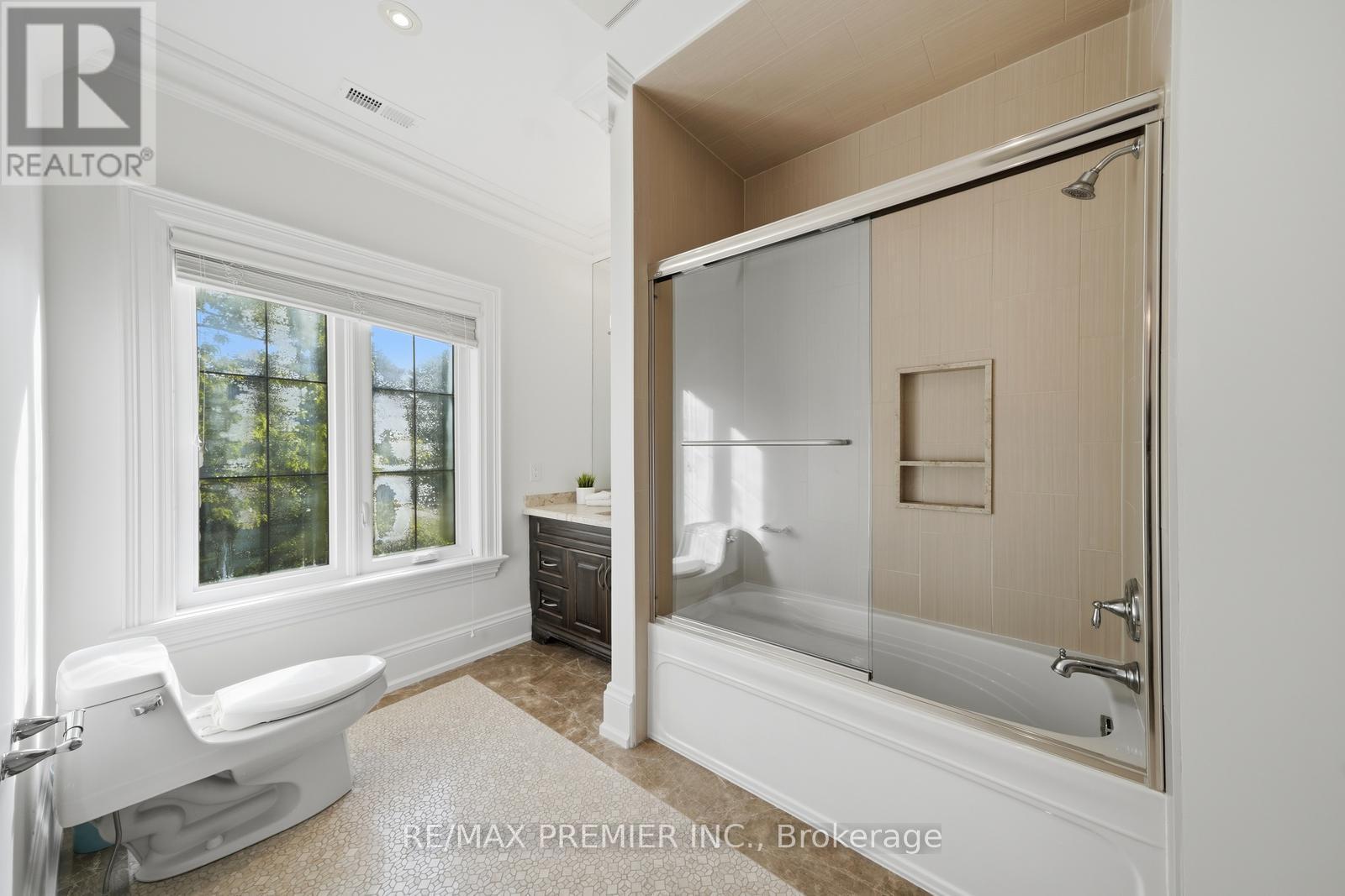 35 Normandale Crescent, Toronto, ON - Indoor Photo Showing Bathroom