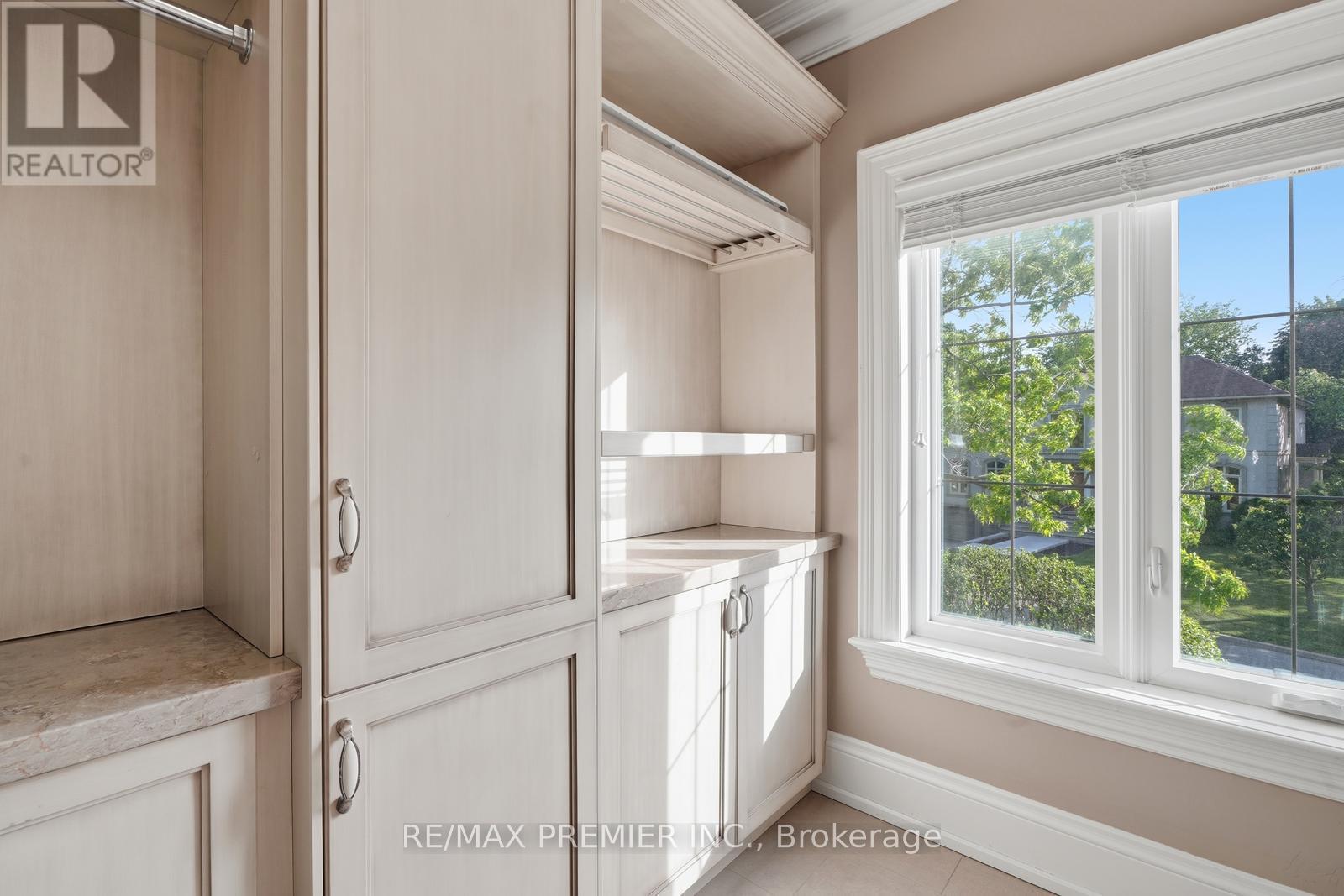 35 Normandale Crescent, Toronto, ON - Indoor Photo Showing Laundry Room