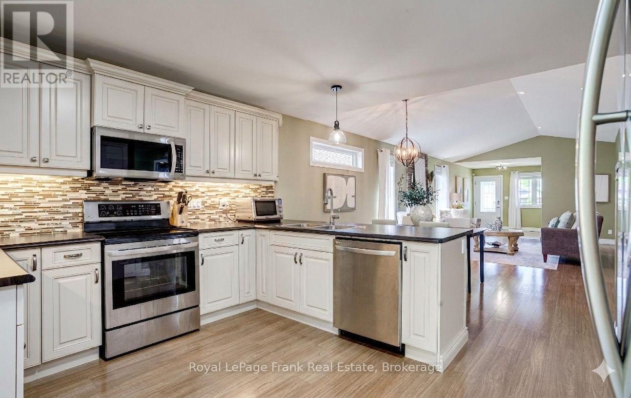 41 Cortland Way, Brighton, ON - Indoor Photo Showing Kitchen With Upgraded Kitchen
