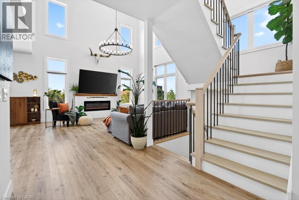 4286 Victoria Avenue, Vineland Station, ON - Indoor With Fireplace
