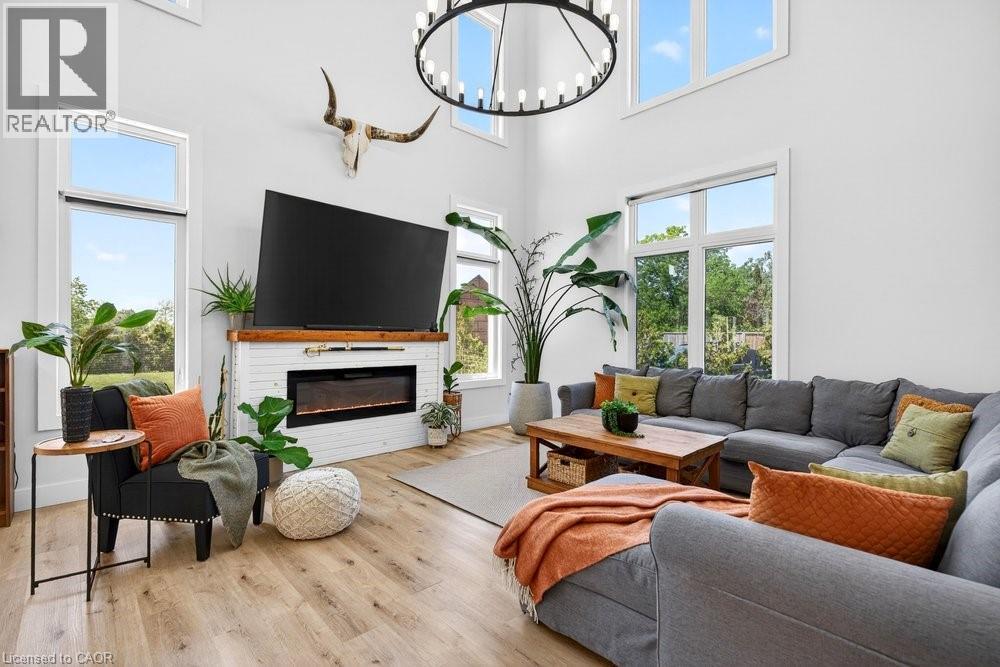 4286 Victoria Avenue, Vineland Station, ON - Indoor Photo Showing Living Room With Fireplace