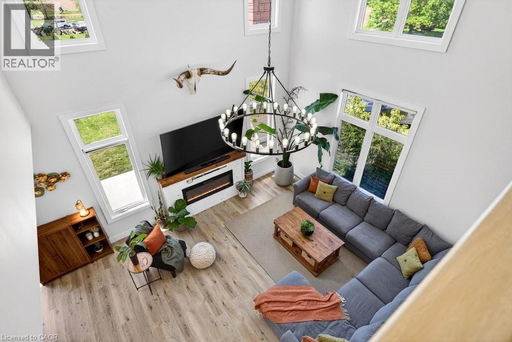 4286 Victoria Avenue, Vineland Station, ON - Indoor With Fireplace