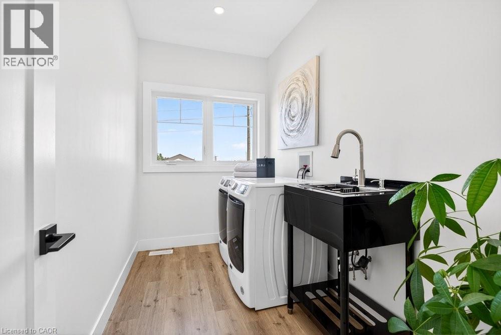 4286 Victoria Avenue, Vineland Station, ON - Indoor Photo Showing Laundry Room