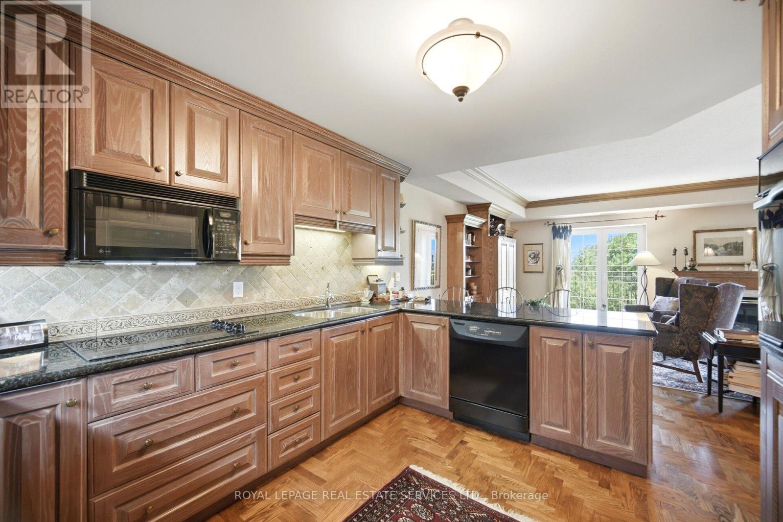 Ph403 - 30 Anglesey Boulevard, Toronto, ON - Indoor Photo Showing Kitchen