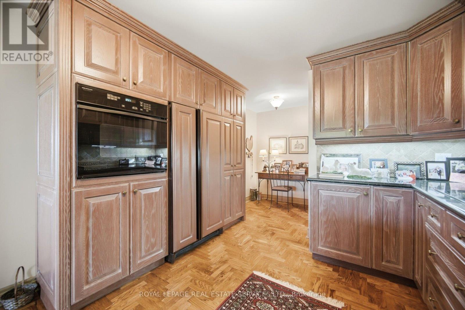 Ph403 - 30 Anglesey Boulevard, Toronto, ON - Indoor Photo Showing Kitchen