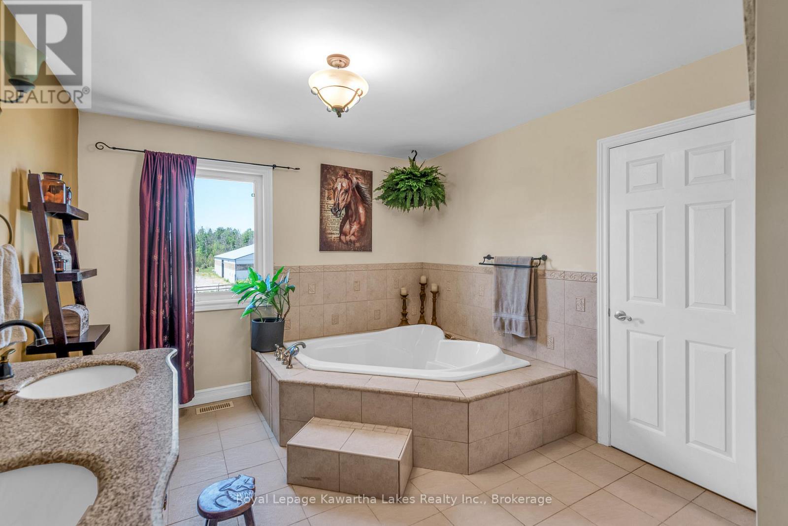 Primary ensuite soaker tub - 2435 Elm Tree Road, Kawartha Lakes (Fenelon), ON