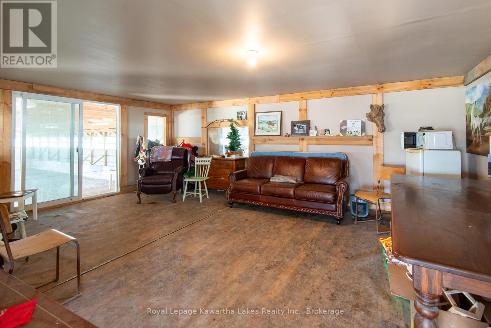 Heated Viewing Room - 2435 Elm Tree Road, Kawartha Lakes (Fenelon), ON