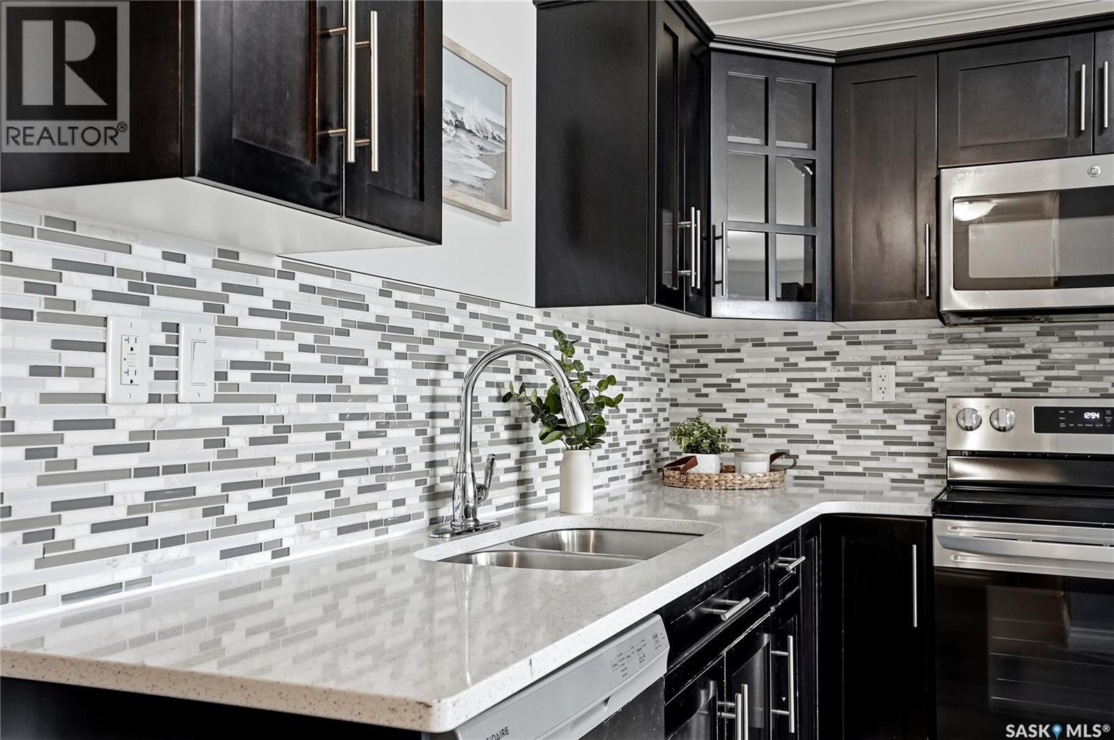 409 225 Hassard Close, Saskatoon, SK - Indoor Photo Showing Kitchen With Double Sink With Upgraded Kitchen