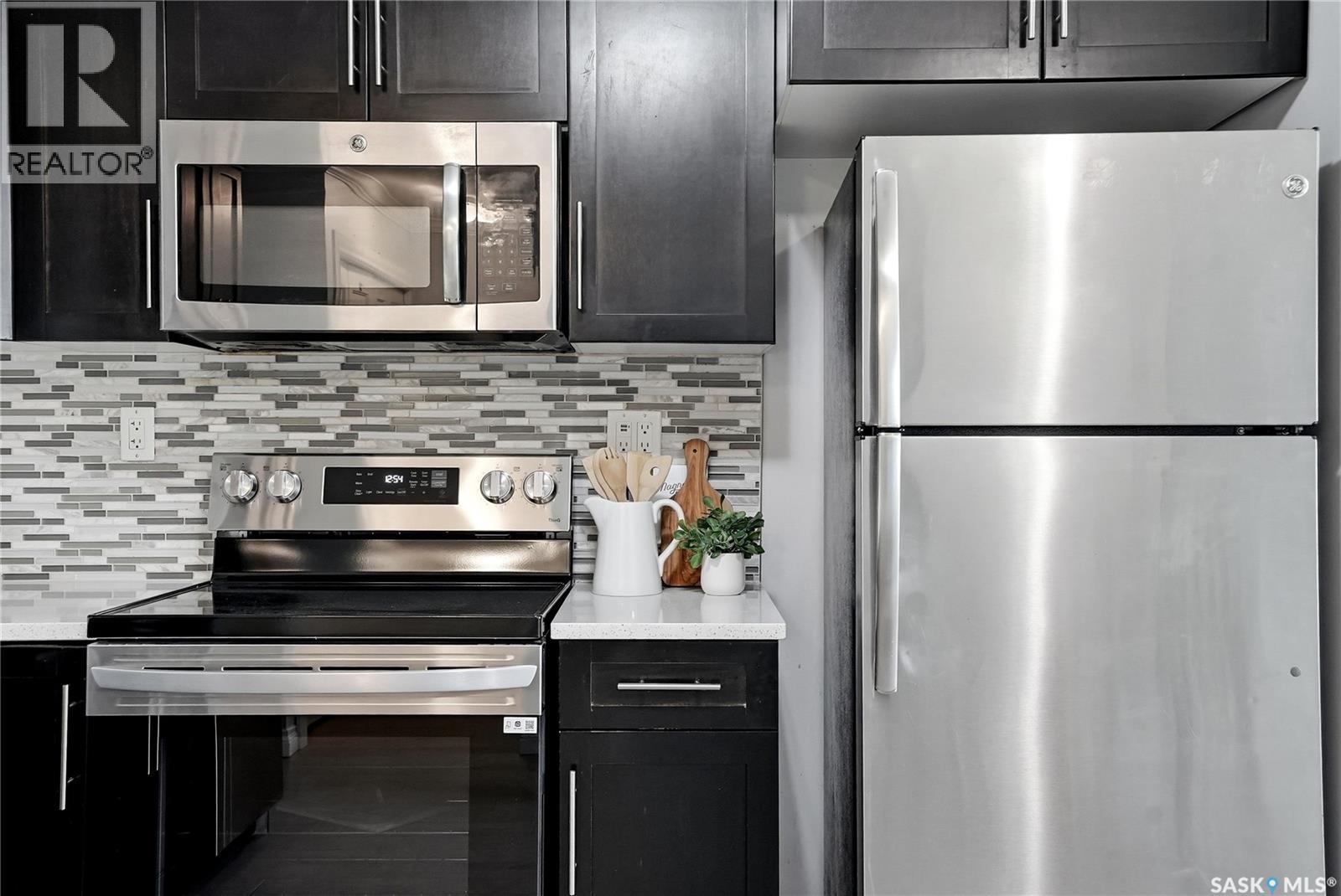 409 225 Hassard Close, Saskatoon, SK - Indoor Photo Showing Kitchen With Stainless Steel Kitchen With Upgraded Kitchen