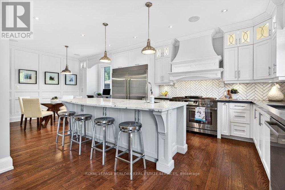 2470 Applewood Drive, Oakville, ON - Indoor Photo Showing Kitchen With Upgraded Kitchen