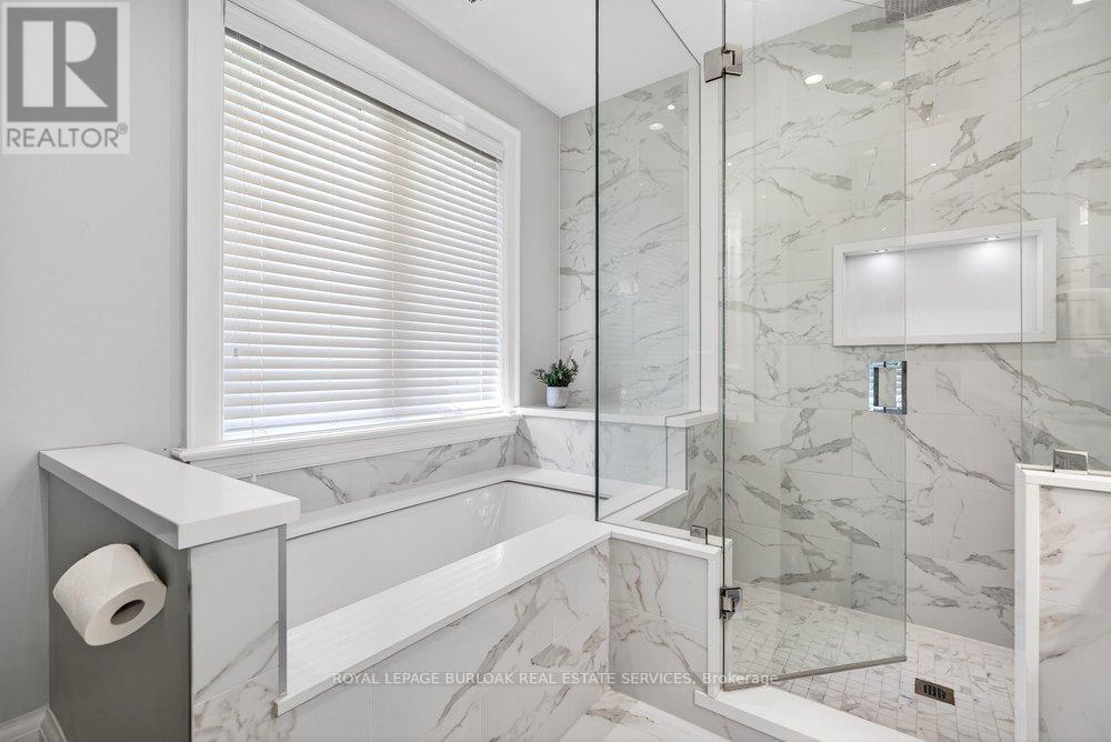 2470 Applewood Drive, Oakville, ON - Indoor Photo Showing Bathroom