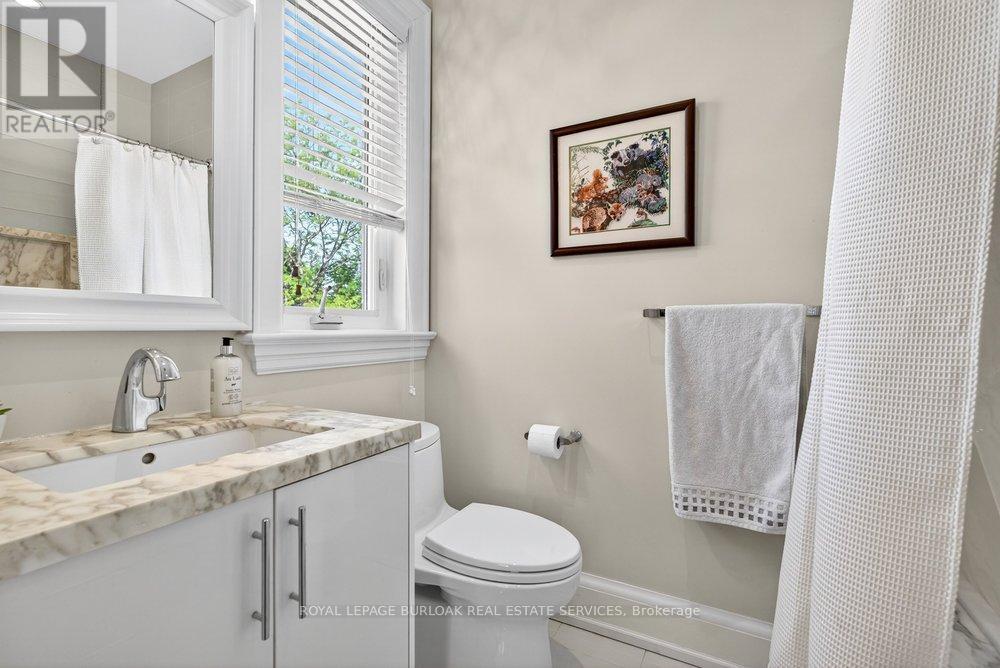 2470 Applewood Drive, Oakville, ON - Indoor Photo Showing Bathroom