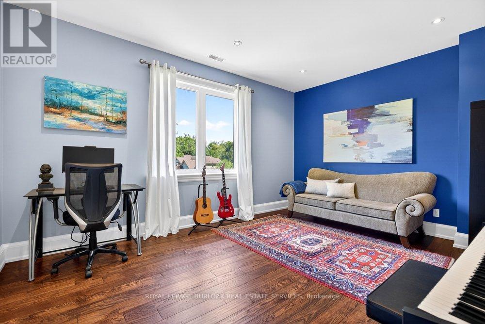 2470 Applewood Drive, Oakville, ON - Indoor Photo Showing Living Room