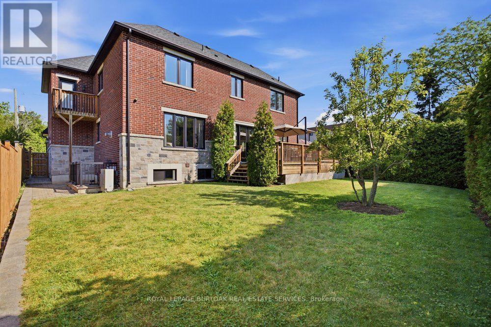 2470 Applewood Drive, Oakville, ON - Outdoor
