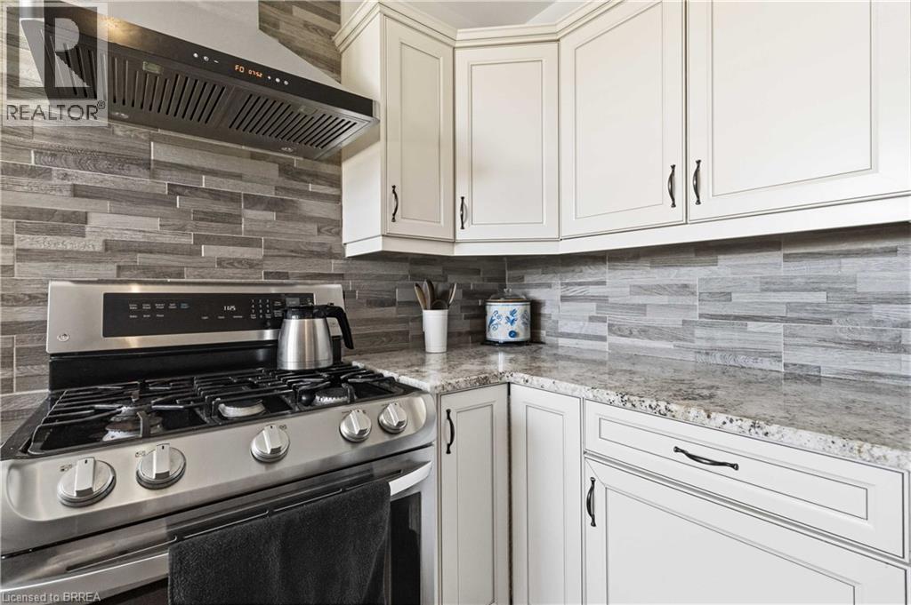 Stainless steel gas range with a coordinating range hood - 134 Queensway Drive, Brantford, ON