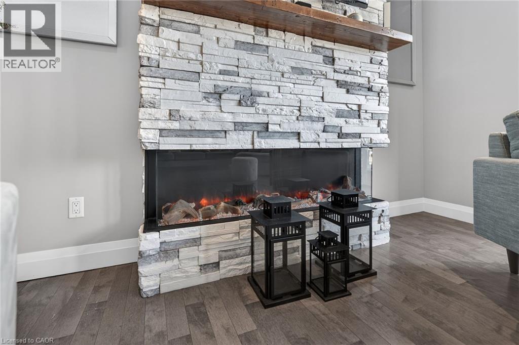 243 Grey Silo Road Unit# 11, Waterloo, ON - Indoor With Fireplace