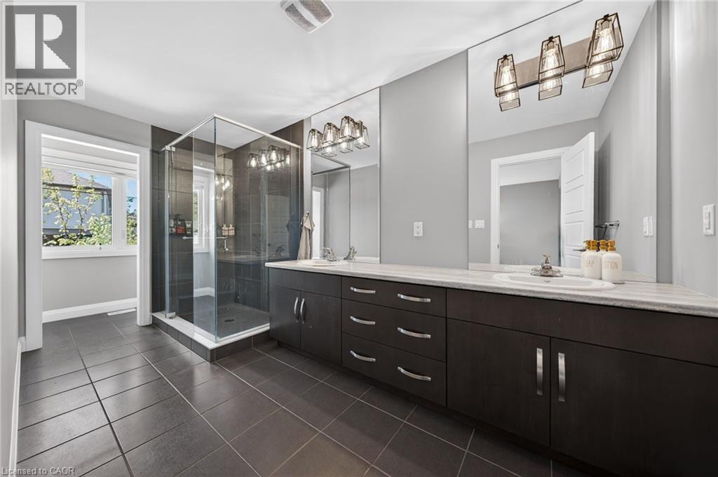 243 Grey Silo Road Unit# 11, Waterloo, ON - Indoor Photo Showing Bathroom