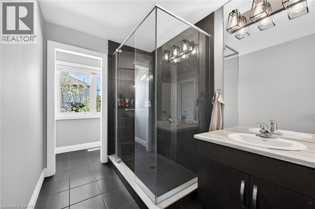 243 Grey Silo Road Unit# 11, Waterloo, ON - Indoor Photo Showing Bathroom