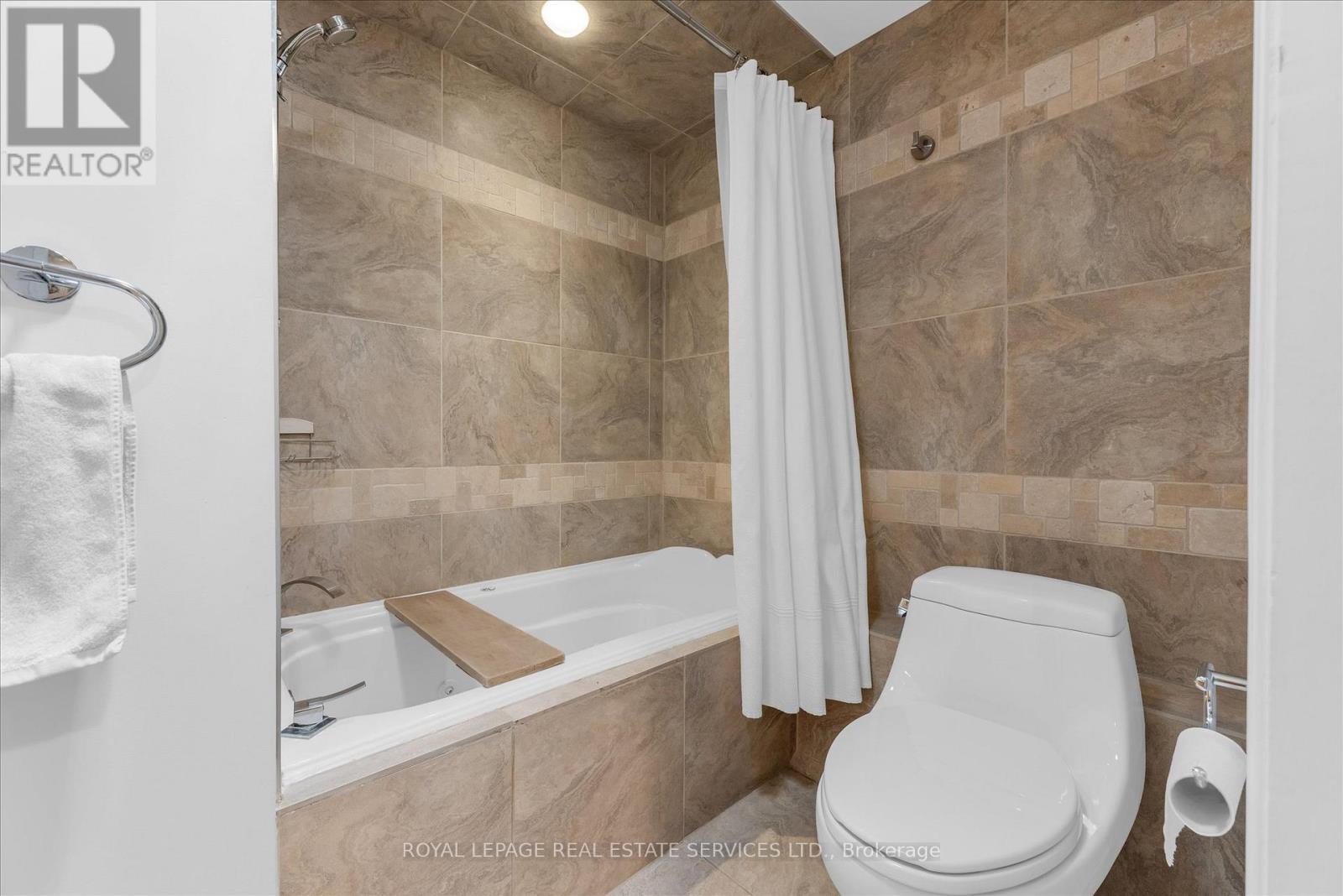 4163 Lakeshore Road, Burlington, ON - Indoor Photo Showing Bathroom