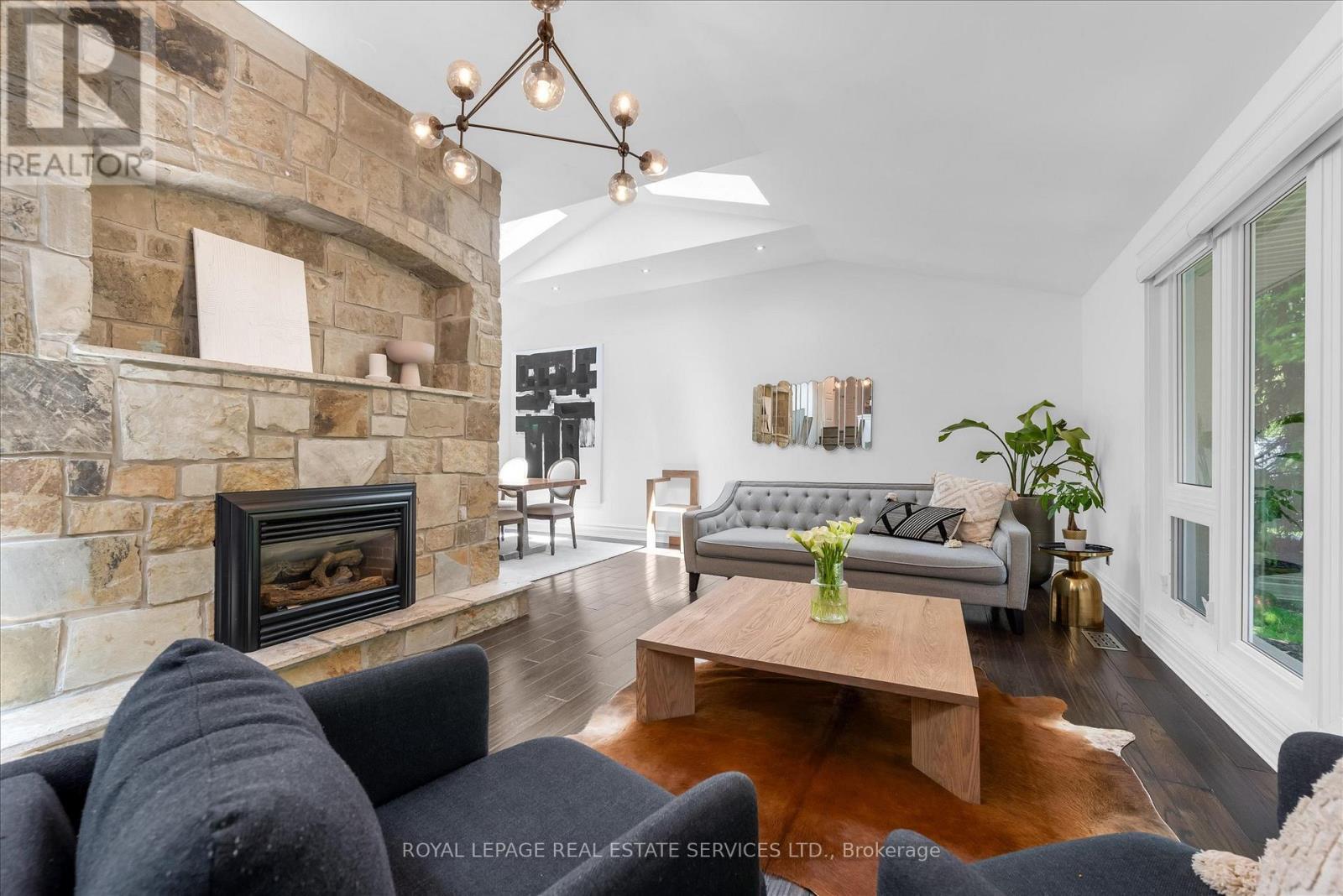 4163 Lakeshore Road, Burlington, ON - Indoor Photo Showing Living Room With Fireplace