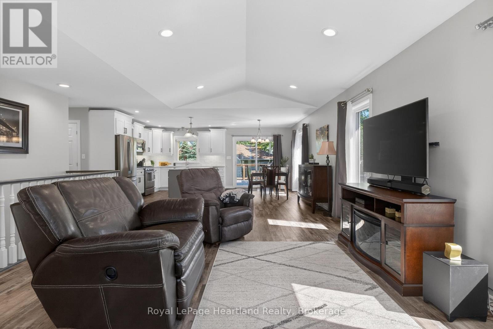 86 Huron Street W, South Huron (Exeter), ON - Indoor Photo Showing Living Room