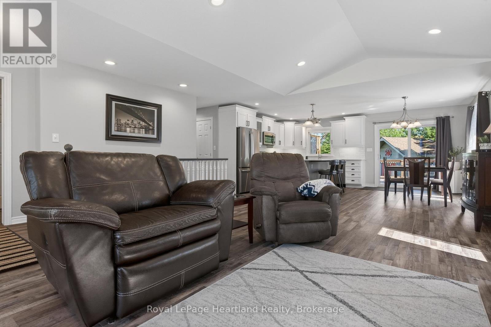 86 Huron Street W, South Huron (Exeter), ON - Indoor Photo Showing Living Room