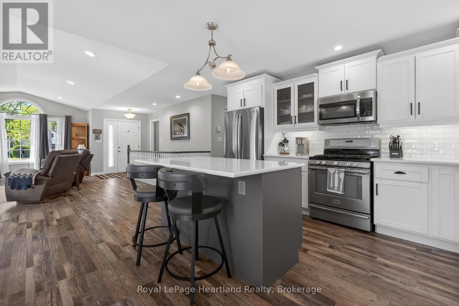 86 Huron Street W, South Huron (Exeter), ON - Indoor Photo Showing Kitchen With Upgraded Kitchen