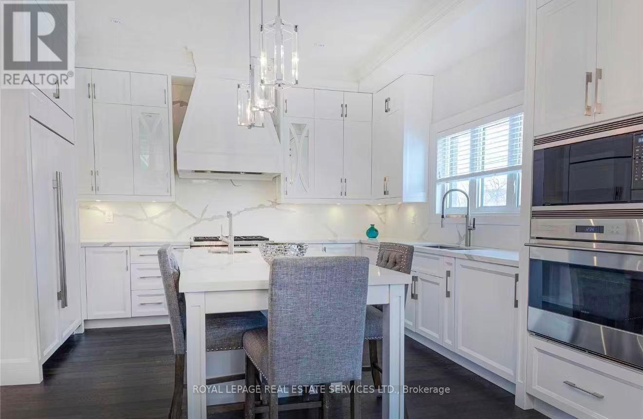 584 Weynway Court, Oakville, ON - Indoor Photo Showing Kitchen With Upgraded Kitchen