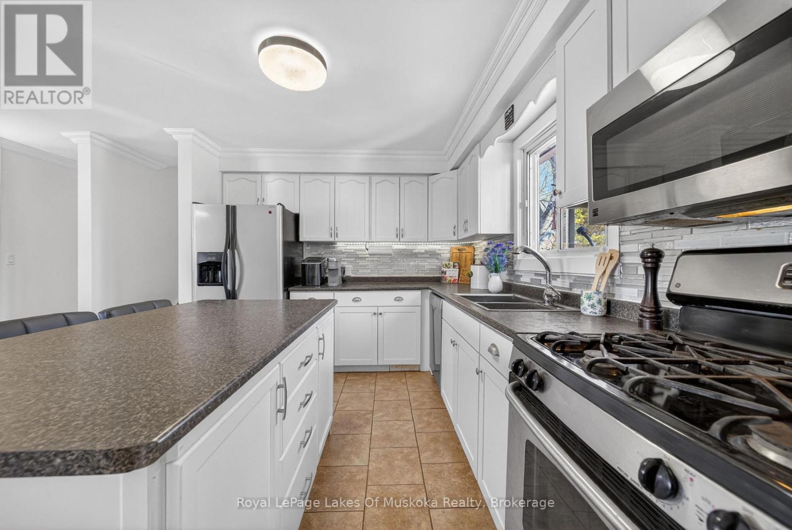271 Lakeland Crescent, Brock (Beaverton), ON - Indoor Photo Showing Kitchen With Double Sink