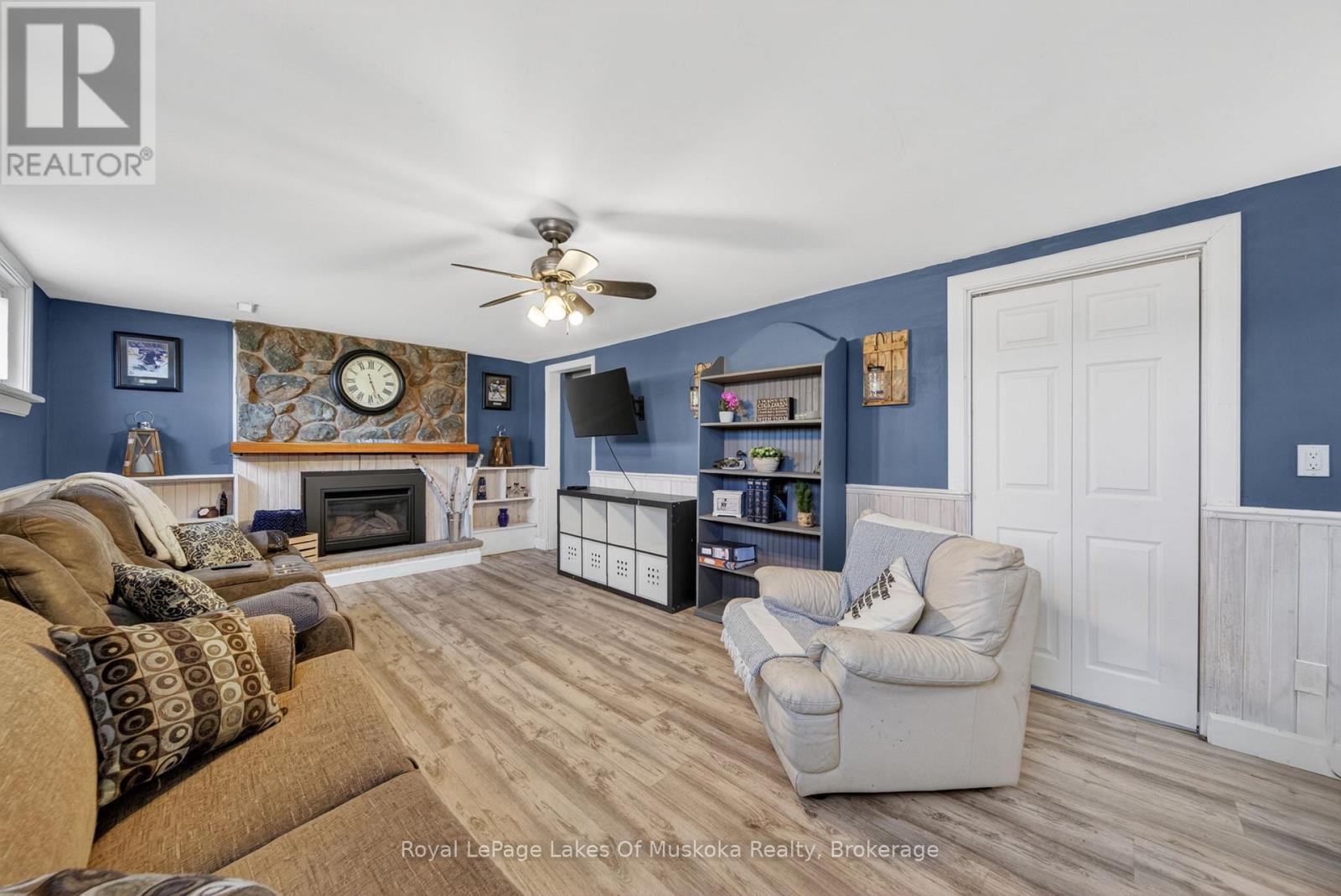 271 Lakeland Crescent, Brock (Beaverton), ON - Indoor Photo Showing Living Room With Fireplace
