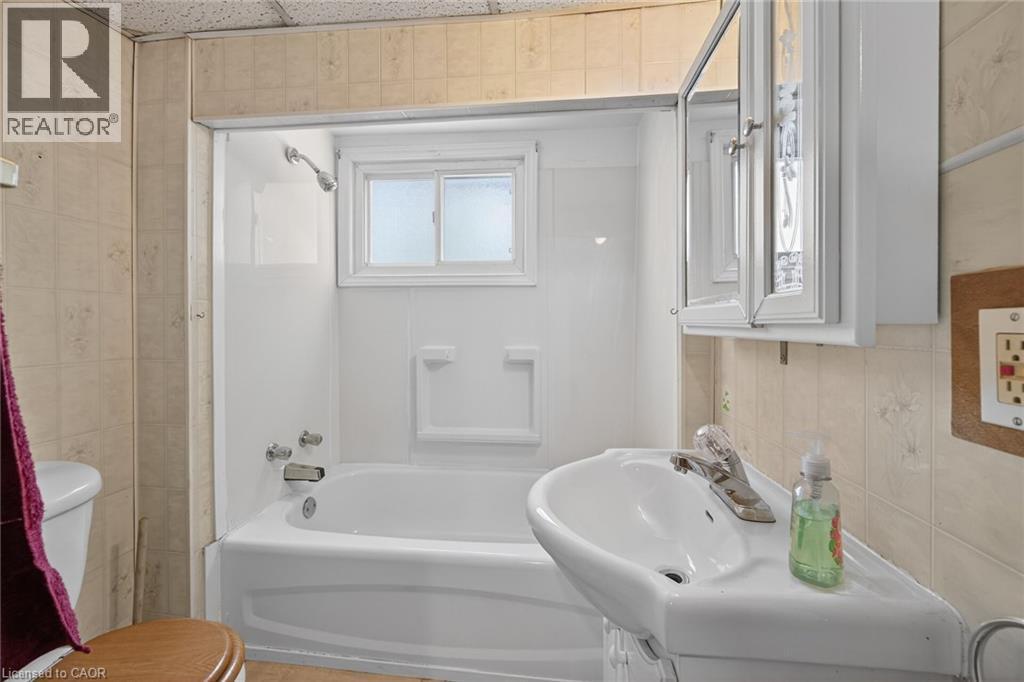 13 Brant Street, Hamilton, ON - Indoor Photo Showing Bathroom