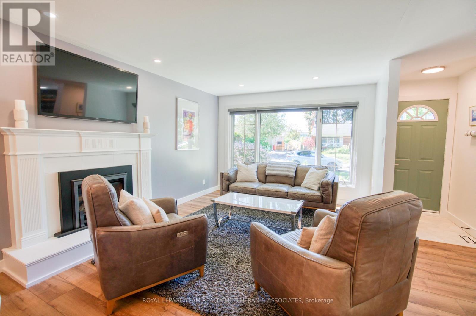 655 Browning Avenue, Ottawa, ON - Indoor Photo Showing Living Room With Fireplace