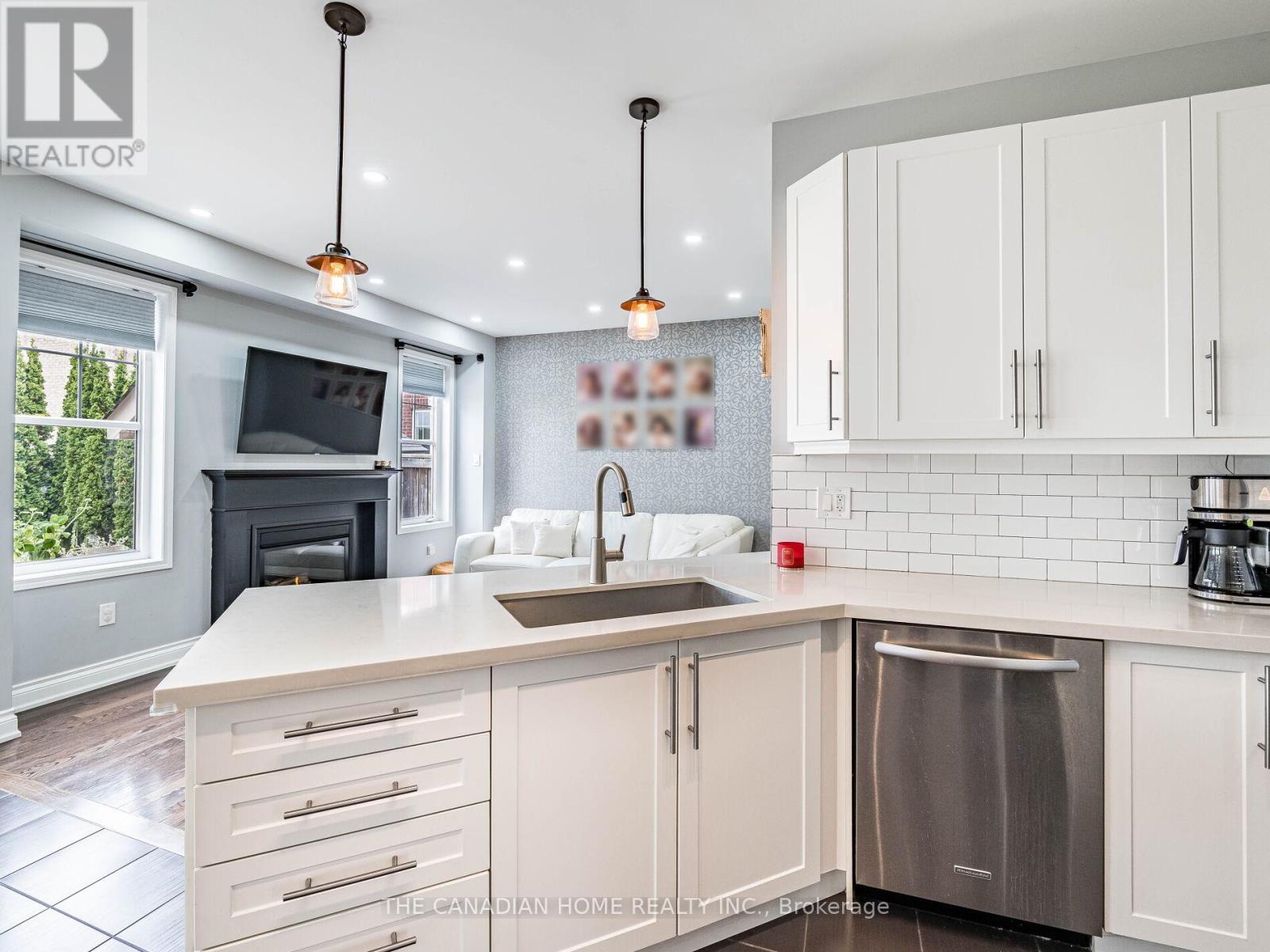 3 Arkwright Drive, Brampton, ON - Indoor Photo Showing Kitchen With Upgraded Kitchen