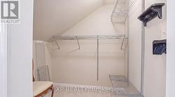 Walk-in Closet -