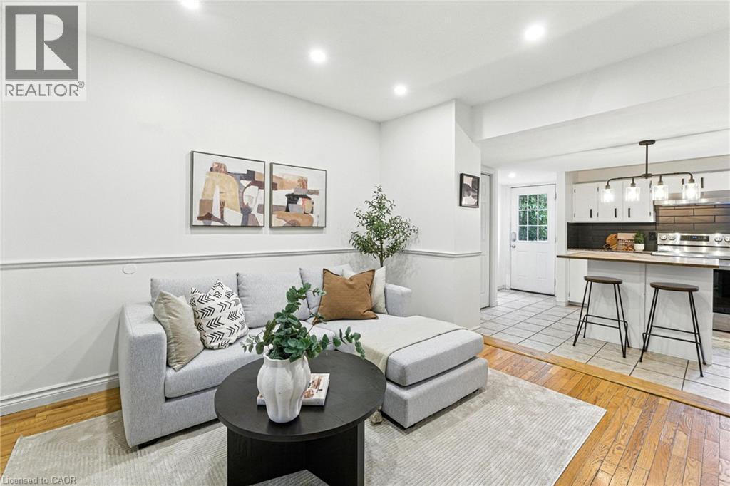236 Cope Street, Hamilton, ON - Indoor Photo Showing Living Room