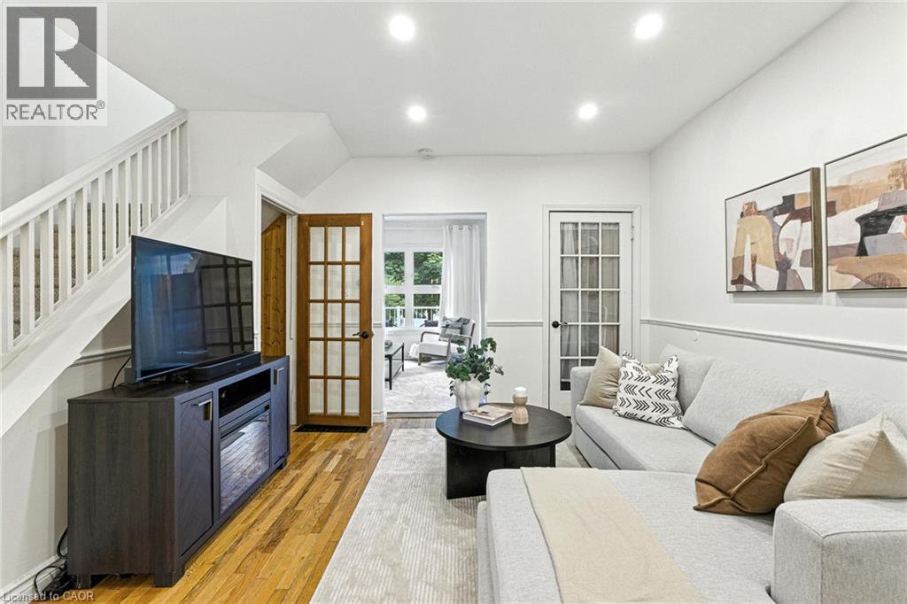 236 Cope Street, Hamilton, ON - Indoor Photo Showing Living Room