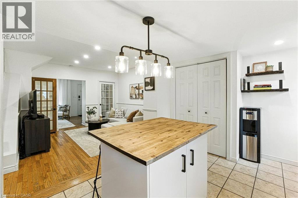 236 Cope Street, Hamilton, ON - Indoor Photo Showing Kitchen